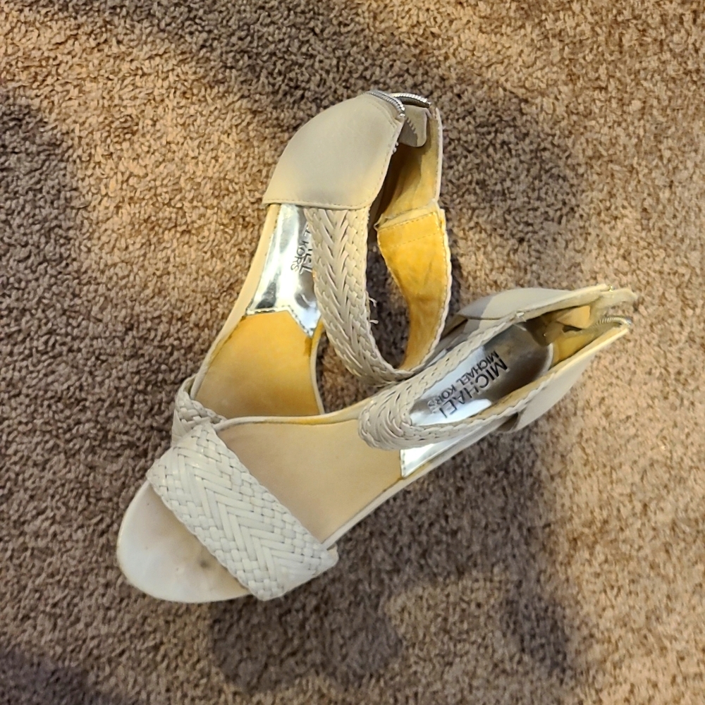Micheal Kors Heels Size 7.5 cream color